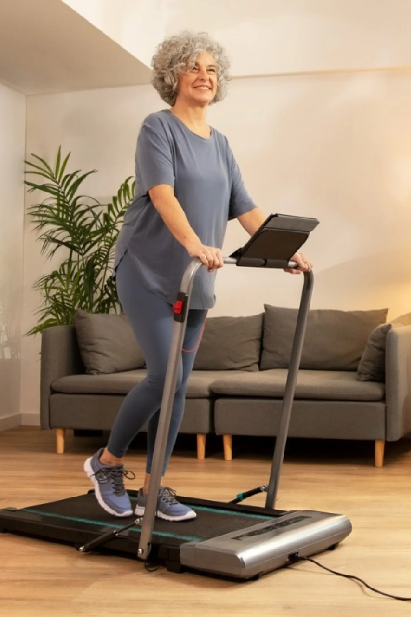Cecotec Passadeira Ultracompacta Com Uma Grande Superfície De Corrida De 100x40 Cm, Corrimão Dobrável Horizontalmente, Altifalantes Com Funcionamento Bluetooth, Suporte De Tablet, Ecrã Lcd De Alta Visibilidade, Controlo Remoto, Velocidade Até 6 Km/h E Potência De 560 W / 0,75 Cv.